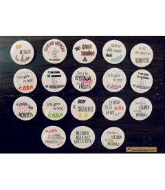 PACK 70 CHAPAS PARA BODAS 38mm "FRASES CON DIBUJOS DIVERTIDOS"