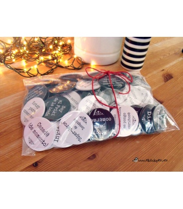 SÚPER PACK 100 CHAPAS PARA BODAS 59mm "B & N" + CAJA DE REGALO