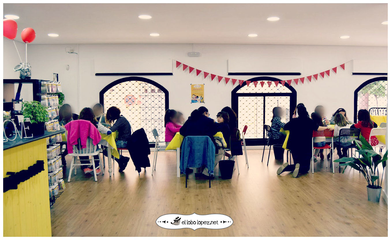 taller de chapas con niños en el lobo lopez la primera tienda fisica de españa dedicada exclusivamente a las chapas
